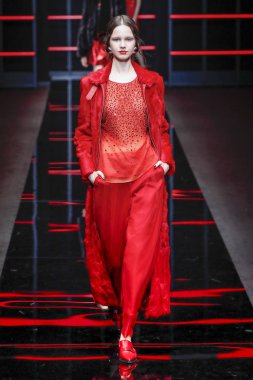 Milan, Italya-21 Şubat: bir model Milan Moda Haftası Sonbahar/Kış 2019/20 Emporio Armani şovunda pist yürüyor 21 Şubat 2019 Milan, Italya. 