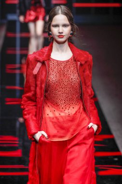 Milan, Italya-21 Şubat: bir model Milan Moda Haftası Sonbahar/Kış 2019/20 Emporio Armani şovunda pist yürüyor 21 Şubat 2019 Milan, Italya. 