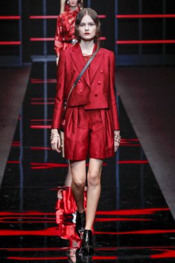 Milan, Italya-21 Şubat: bir model Milan Moda Haftası Sonbahar/Kış 2019/20 Emporio Armani şovunda pist yürüyor 21 Şubat 2019 Milan, Italya. 