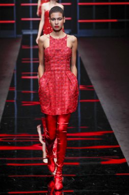 Milan, Italya-21 Şubat: bir model Milan Moda Haftası Sonbahar/Kış 2019/20 Emporio Armani şovunda pist yürüyor 21 Şubat 2019 Milan, Italya. 