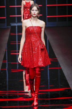 Milan, Italya-21 Şubat: bir model Milan Moda Haftası Sonbahar/Kış 2019/20 Emporio Armani şovunda pist yürüyor 21 Şubat 2019 Milan, Italya. 