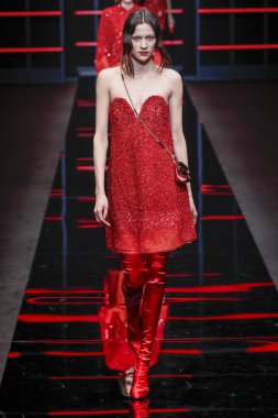 Milan, Italya-21 Şubat: bir model Milan Moda Haftası Sonbahar/Kış 2019/20 Emporio Armani şovunda pist yürüyor 21 Şubat 2019 Milan, Italya. 