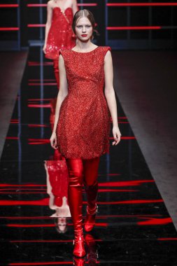 Milan, Italya-21 Şubat: bir model Milan Moda Haftası Sonbahar/Kış 2019/20 Emporio Armani şovunda pist yürüyor 21 Şubat 2019 Milan, Italya. 