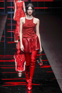 Milan, Italya-21 Şubat: bir model Milan Moda Haftası Sonbahar/Kış 2019/20 Emporio Armani şovunda pist yürüyor 21 Şubat 2019 Milan, Italya. 