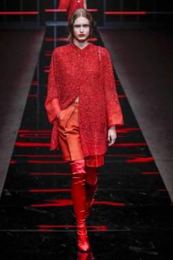 Milan, Italya-21 Şubat: bir model Milan Moda Haftası Sonbahar/Kış 2019/20 Emporio Armani şovunda pist yürüyor 21 Şubat 2019 Milan, Italya. 