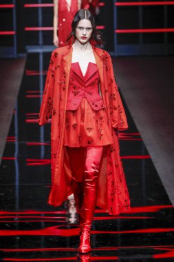 Milan, Italya-21 Şubat: bir model Milan Moda Haftası Sonbahar/Kış 2019/20 Emporio Armani şovunda pist yürüyor 21 Şubat 2019 Milan, Italya. 