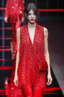 Milan, Italya-21 Şubat: bir model Milan Moda Haftası Sonbahar/Kış 2019/20 Emporio Armani şovunda pist yürüyor 21 Şubat 2019 Milan, Italya. 