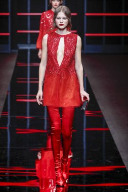 Milan, Italya-21 Şubat: bir model Milan Moda Haftası Sonbahar/Kış 2019/20 Emporio Armani şovunda pist yürüyor 21 Şubat 2019 Milan, Italya. 
