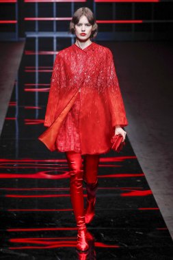 Milan, Italya-21 Şubat: bir model Milan Moda Haftası Sonbahar/Kış 2019/20 Emporio Armani şovunda pist yürüyor 21 Şubat 2019 Milan, Italya. 