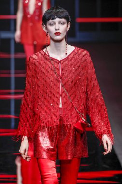 Milan, Italya-21 Şubat: bir model Milan Moda Haftası Sonbahar/Kış 2019/20 Emporio Armani şovunda pist yürüyor 21 Şubat 2019 Milan, Italya. 
