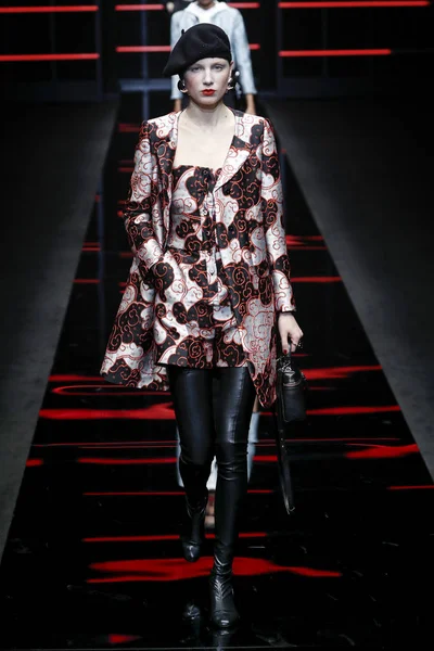 Milan Olaszország Február Modell Sétál Kifutópályán Emporio Armani Show Milánó — Stock Fotó