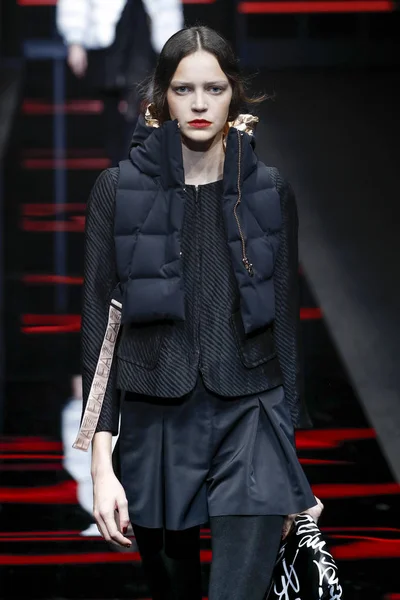 Milaan Italië Februari Een Model Loopt Landingsbaan Emporio Armani Show — Stockfoto