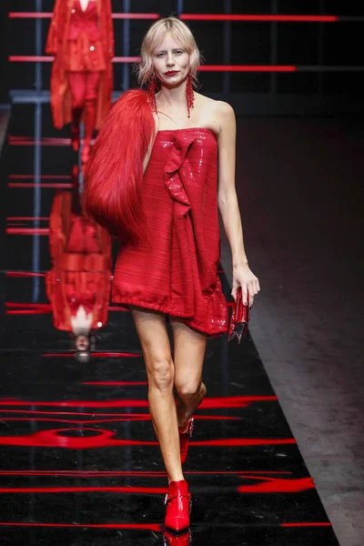 Milan, Italya-21 Şubat: bir model Milan Moda Haftası Sonbahar/Kış 2019/20 Emporio Armani şovunda pist yürüyor 21 Şubat 2019 Milan, Italya. 