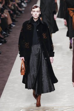 Milan, Italya-21 Şubat: bir model Milan Moda Haftası Sonbahar/Kış 2019/20 de Fendi gösterisi pist yürüyor 21 Şubat 2019 Milan, Italya. 
