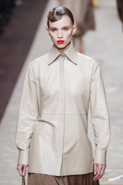 Milan, Italya-21 Şubat: bir model Milan Moda Haftası Sonbahar/Kış 2019/20 de Fendi gösterisi pist yürüyor 21 Şubat 2019 Milan, Italya. 