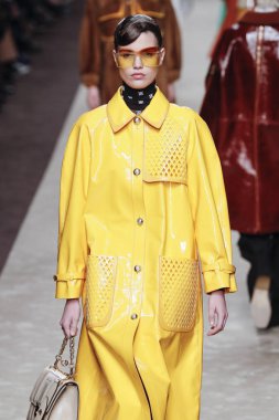 Milan, Italya-21 Şubat: bir model Milan Moda Haftası Sonbahar/Kış 2019/20 de Fendi gösterisi pist yürüyor 21 Şubat 2019 Milan, Italya. 