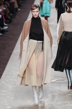 Milan, Italya-21 Şubat: bir model Milan Moda Haftası Sonbahar/Kış 2019/20 de Fendi gösterisi pist yürüyor 21 Şubat 2019 Milan, Italya. 