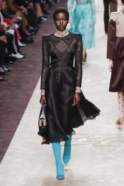 Milano, Italya-Şubat 21: Adut Akech Milano Moda Haftası Sonbahar/Kış 2019/20 de Fendi gösterisi pist yürüyor 21 Şubat 2019 Milan, Italya. 