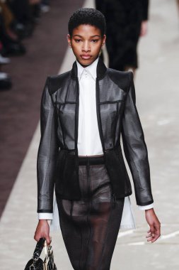 Milan, Italya-21 Şubat: bir model Milan Moda Haftası Sonbahar/Kış 2019/20 de Fendi gösterisi pist yürüyor 21 Şubat 2019 Milan, Italya. 