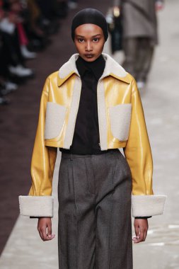 Milan, Italya-21 Şubat: bir model Milan Moda Haftası Sonbahar/Kış 2019/20 de Fendi gösterisi pist yürüyor 21 Şubat 2019 Milan, Italya. 