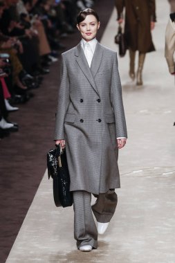 Milan, Italya-21 Şubat: Lindsey Wilson Milan Moda Haftası Sonbahar/Kış 2019/20 de Fendi gösterisi pist yürüyor 21 Şubat 2019 Milan, Italya. 
