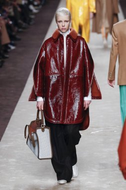 Milan, Italya-21 Şubat: bir model Milan Moda Haftası Sonbahar/Kış 2019/20 de Fendi gösterisi pist yürüyor 21 Şubat 2019 Milan, Italya. 
