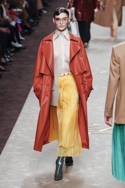 Milan, Italya-21 Şubat: Grace Elizabeth Milano Moda Haftası Sonbahar/Kış 2019/20 de Fendi gösterisi pist yürüyor 21 Şubat 2019 Milan, Italya. 