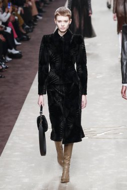 Milan, Italya-21 Şubat: bir model Milan Moda Haftası Sonbahar/Kış 2019/20 de Fendi gösterisi pist yürüyor 21 Şubat 2019 Milan, Italya. 