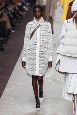 Milan, Italya-21 Şubat: bir model Milan Moda Haftası Sonbahar/Kış 2019/20 de Fendi gösterisi pist yürüyor 21 Şubat 2019 Milan, Italya. 