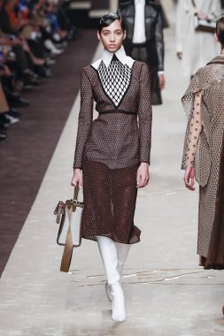 Milan, Italya-21 Şubat: bir model Milan Moda Haftası Sonbahar/Kış 2019/20 de Fendi gösterisi pist yürüyor 21 Şubat 2019 Milan, Italya. 