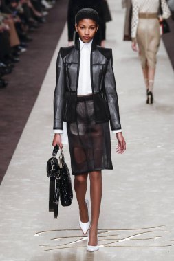 Milan, Italya-21 Şubat: bir model Milan Moda Haftası Sonbahar/Kış 2019/20 de Fendi gösterisi pist yürüyor 21 Şubat 2019 Milan, Italya. 