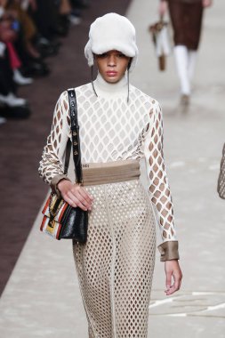 Milan, Italya-21 Şubat: bir model Milan Moda Haftası Sonbahar/Kış 2019/20 de Fendi gösterisi pist yürüyor 21 Şubat 2019 Milan, Italya. 