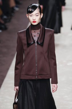 Milan, Italya-21 Şubat: bir model Milan Moda Haftası Sonbahar/Kış 2019/20 de Fendi gösterisi pist yürüyor 21 Şubat 2019 Milan, Italya. 