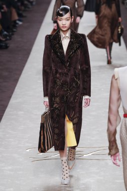 Milan, Italya-21 Şubat: bir model Milan Moda Haftası Sonbahar/Kış 2019/20 de Fendi gösterisi pist yürüyor 21 Şubat 2019 Milan, Italya. 