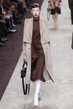 Milan, Italya-21 Şubat: bir model Milan Moda Haftası Sonbahar/Kış 2019/20 de Fendi gösterisi pist yürüyor 21 Şubat 2019 Milan, Italya. 