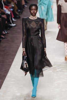 Milano, Italya-Şubat 21: Adut Akech Milano Moda Haftası Sonbahar/Kış 2019/20 de Fendi gösterisi pist yürüyor 21 Şubat 2019 Milan, Italya. 