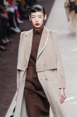 Milan, Italya-21 Şubat: bir model Milan Moda Haftası Sonbahar/Kış 2019/20 de Fendi gösterisi pist yürüyor 21 Şubat 2019 Milan, Italya. 