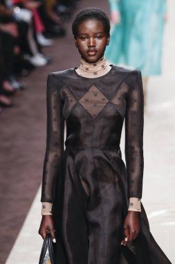 Milano, Italya-Şubat 21: Adut Akech Milano Moda Haftası Sonbahar/Kış 2019/20 de Fendi gösterisi pist yürüyor 21 Şubat 2019 Milan, Italya. 