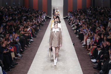 Milan, Italya-21 Şubat: models Milan Moda Haftası Sonbahar/Kış 2019/20 de Fendi gösterisi de pist finali yürümek 21 Şubat 2019 Milan, Italya. 