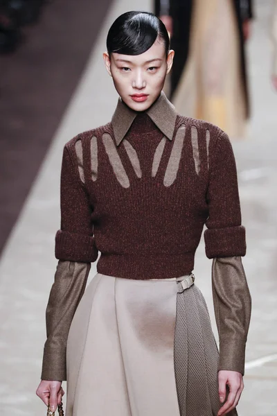 Milan Italya Şubat Bir Model Milan Moda Haftası Sonbahar Kış — Stok fotoğraf