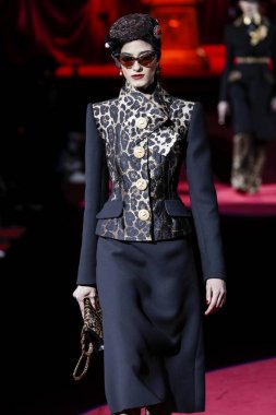 Milano, Italya-24 Şubat: bir model Milan Moda Haftası Sonbahar/Kış 2019/20 Dolce ve Gabbana Show 'da pist yürür 24 Şubat, 2019 Milan, Italya.
