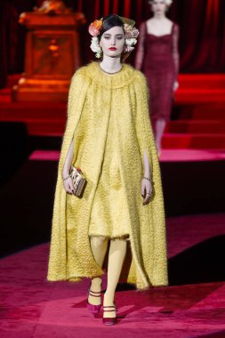 Milano, Italya-24 Şubat: bir model Milan Moda Haftası Sonbahar/Kış 2019/20 Dolce ve Gabbana Show 'da pist yürür 24 Şubat, 2019 Milan, Italya.