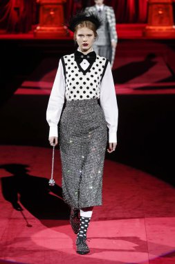 Milano, Italya-24 Şubat: bir model Milan Moda Haftası Sonbahar/Kış 2019/20 Dolce ve Gabbana Show 'da pist yürür 24 Şubat, 2019 Milan, Italya.