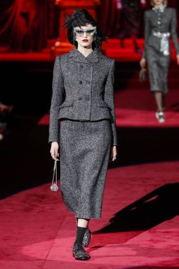 Milano, Italya-24 Şubat: bir model Milan Moda Haftası Sonbahar/Kış 2019/20 Dolce ve Gabbana Show 'da pist yürür 24 Şubat, 2019 Milan, Italya.