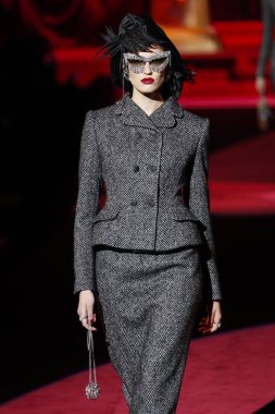 Milano, Italya-24 Şubat: bir model Milan Moda Haftası Sonbahar/Kış 2019/20 Dolce ve Gabbana Show 'da pist yürür 24 Şubat, 2019 Milan, Italya.