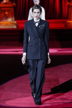 Milano, Italya-24 Şubat: bir model Milan Moda Haftası Sonbahar/Kış 2019/20 Dolce ve Gabbana Show 'da pist yürür 24 Şubat, 2019 Milan, Italya.