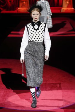 Milano, Italya-24 Şubat: bir model Milan Moda Haftası Sonbahar/Kış 2019/20 Dolce ve Gabbana Show 'da pist yürür 24 Şubat, 2019 Milan, Italya.