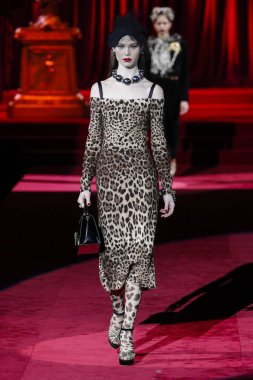 Milano, Italya-24 Şubat: bir model Milan Moda Haftası Sonbahar/Kış 2019/20 Dolce ve Gabbana Show 'da pist yürür 24 Şubat, 2019 Milan, Italya.