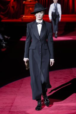 Milano, Italya-24 Şubat: bir model Milan Moda Haftası Sonbahar/Kış 2019/20 Dolce ve Gabbana Show 'da pist yürür 24 Şubat, 2019 Milan, Italya.