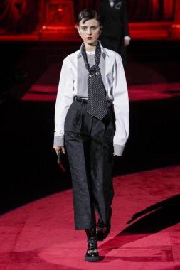 Milano, Italya-24 Şubat: bir model Milan Moda Haftası Sonbahar/Kış 2019/20 Dolce ve Gabbana Show 'da pist yürür 24 Şubat, 2019 Milan, Italya.
